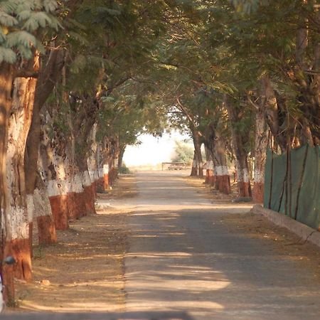 Laxmi Film City Resort Vadodara Luaran gambar