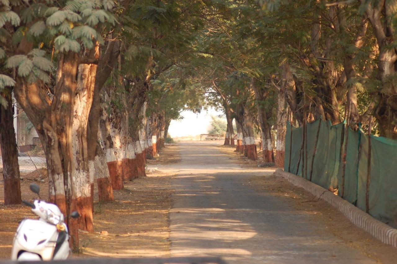 Laxmi Film City Resort Vadodara Luaran gambar