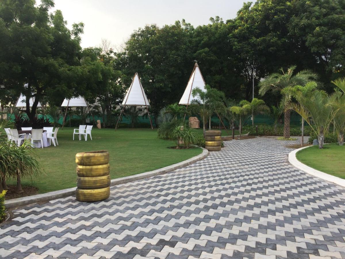 Laxmi Film City Resort Vadodara Luaran gambar