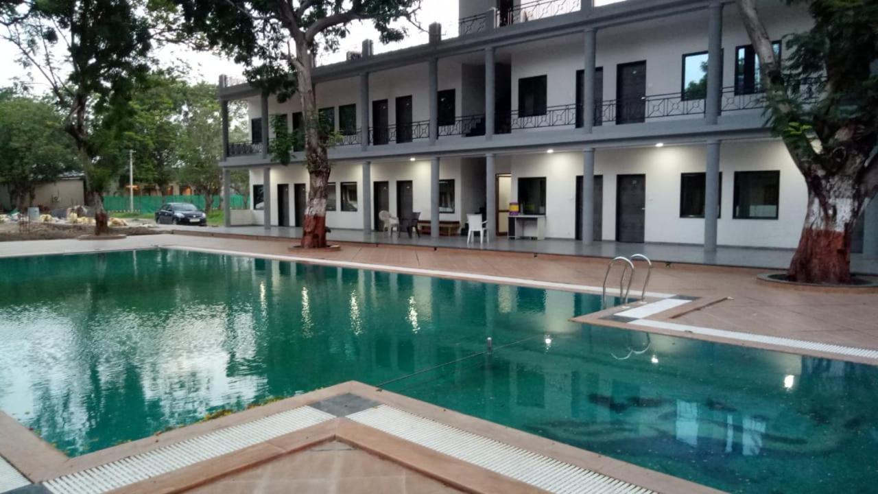 Laxmi Film City Resort Vadodara Luaran gambar